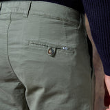 PANTALÓN CHINO PINZAS KAKI