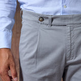PANTALÓN CHINO PINZAS GRIS