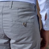 PANTALÓN CHINO PINZAS GRIS