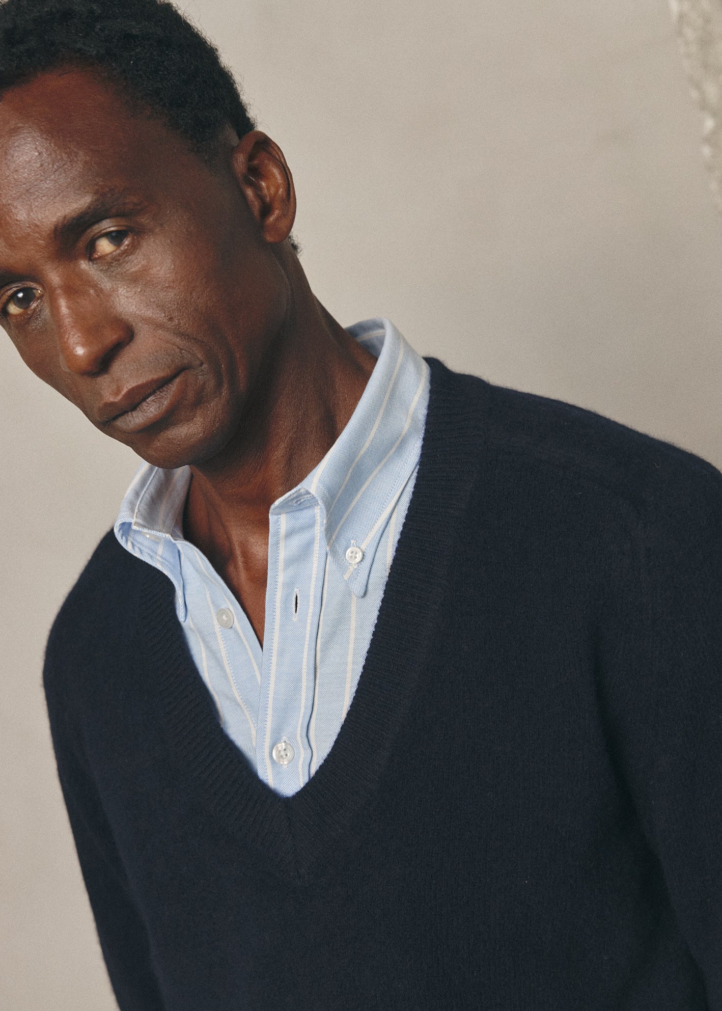 NAVY WOOL V-NECK JUMPER